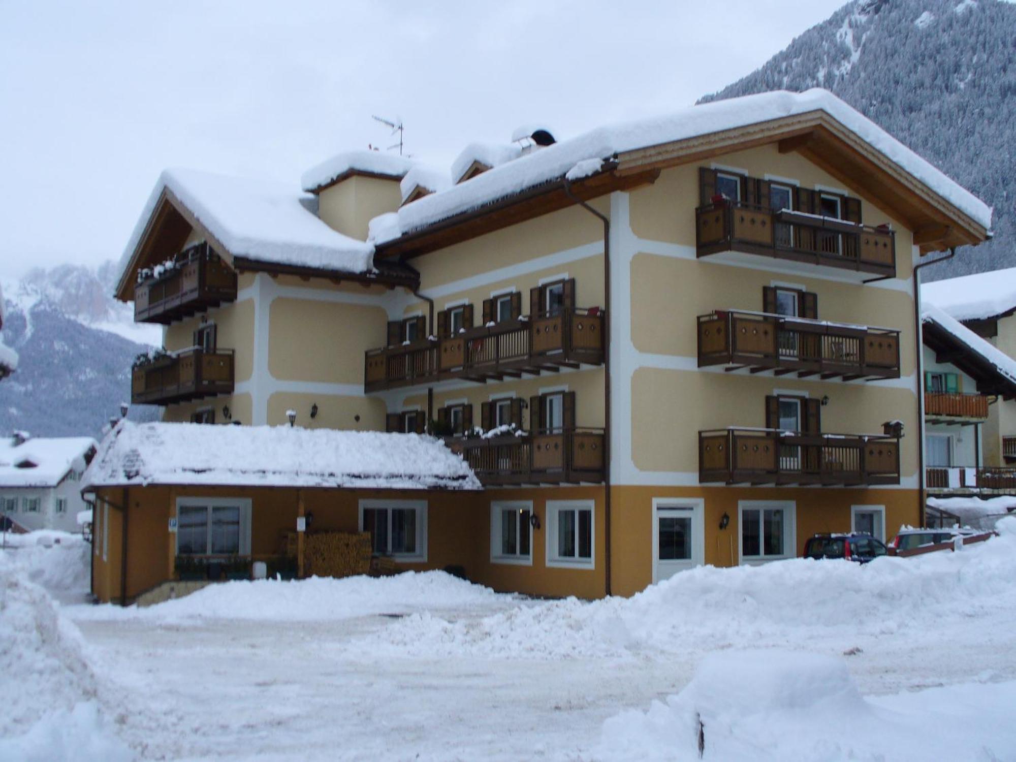 Hotel El Geiger Pozza di Fassa Eksteriør bilde
